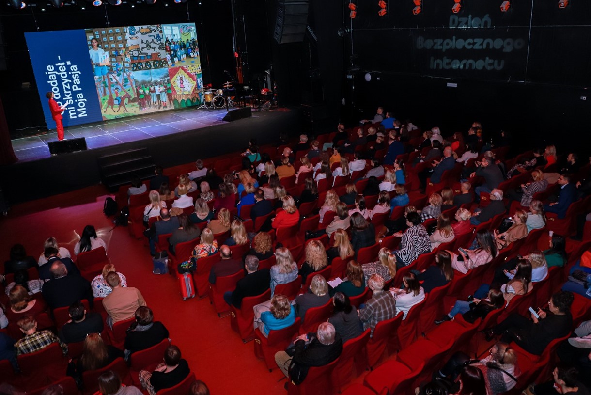 bird's eye view of the main SID2023 conference in Poland with a numerous audience and a speaker giving a presentation on stage. Copyright: Polish SIC