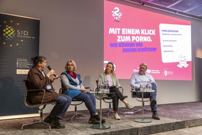 Discussion panel no. 1 on the topic "One click to porn. How can we protect children?". Katja Knierim (jugendschutz.net), Tabea Freitag (psychologist), Linda Joe Fuhrich (moderator) and Dr. Marc Jan Eumann (Medienanstalt Rheinland-Pfalz) (from left to right) discuss. 