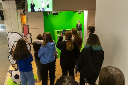 The participating students try out the green screens at ZDF headquarters. 