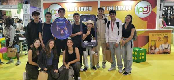 Group picture of young people participating in activities at the SIC Portugal stand at the fairs