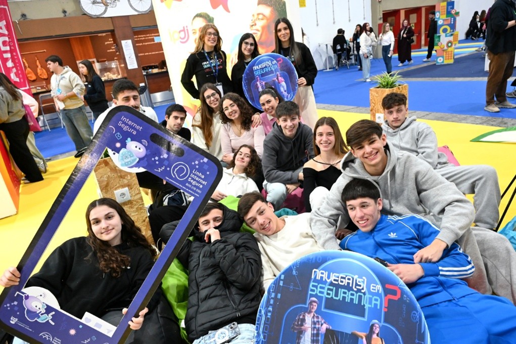 Group picture of young people participating in activities at the SIC Portugal stand at the fairs