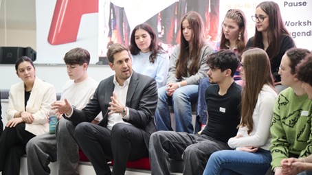 The youth panel in conversation with State Secretary Alexander Pröll about the planned social media ban for young people in Austria.