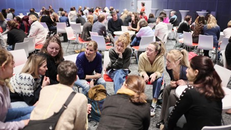 Intense discussions at the tables: young people and adults exchanging views on digital topics. Image: Saferinternet.at