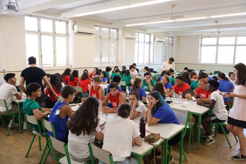 Birdview of one of the session featuring a diverse group of young people in terms of age, gender, ethnicity