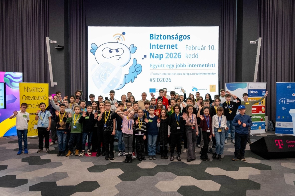 Group picture of all young people participating in the SID event in Hungary