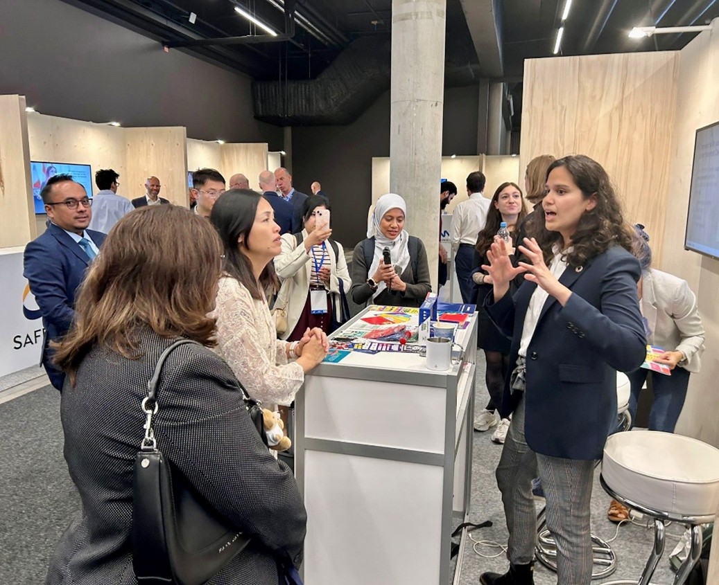 Insafe delegation at the BIK booth at IGF 2025. SIC colleagues illustrating useful resources and providing information about BIK