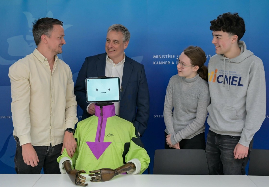 Two members of SIC Luxembourg and two young people together with the mascot of the campaign Rene