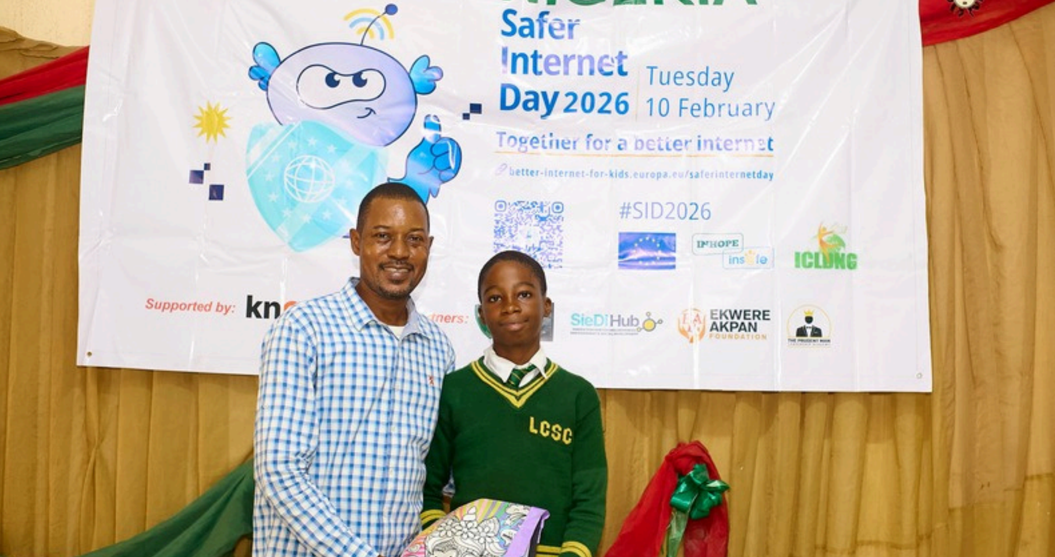 Picture of Adedoyin and the student winning the SID quiz