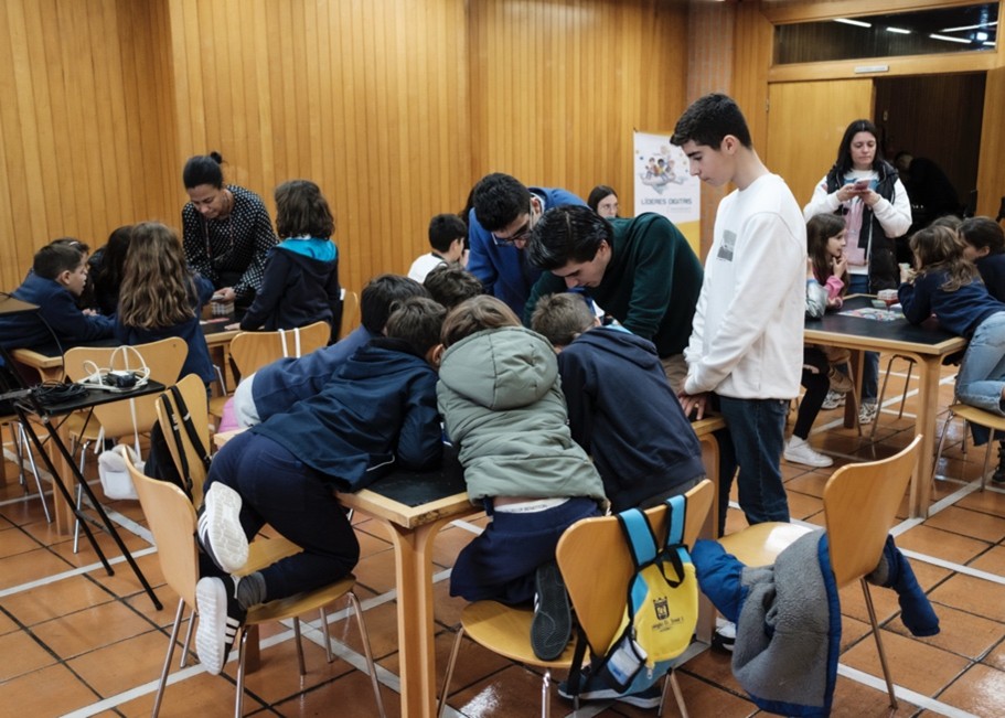 Young people at the Safer Internet Day 2025 event in Portugal.