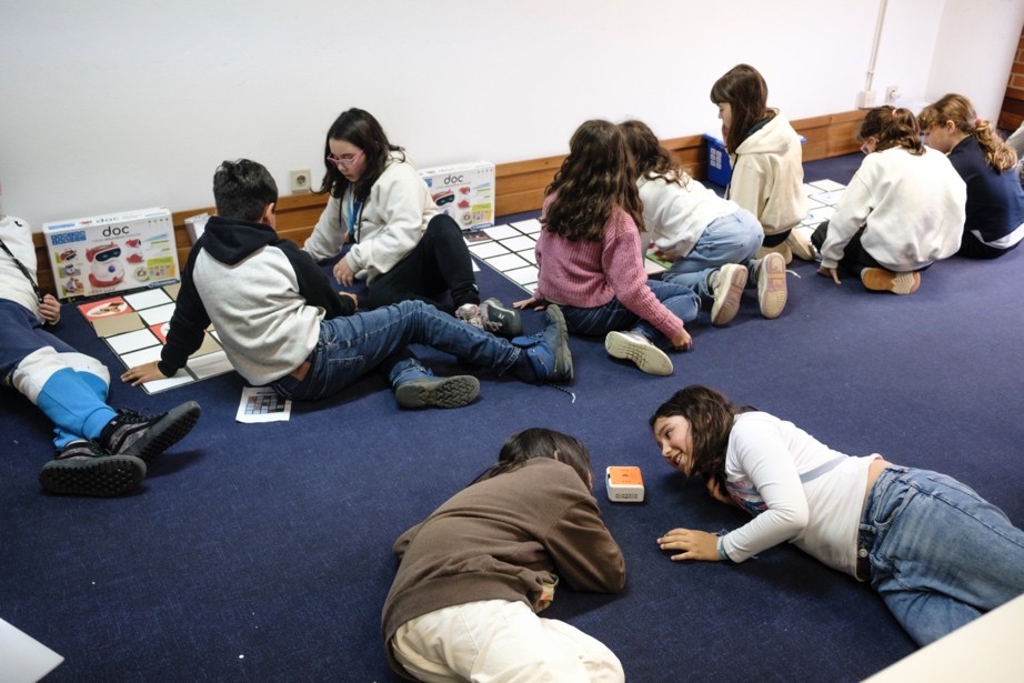 Young people at the Safer Internet Day 2025 event in Portugal.