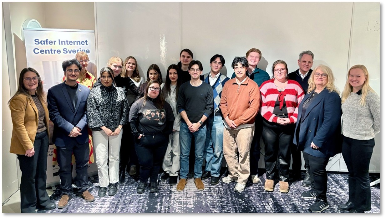 group picture of all toung people participating in the roundtable discussion