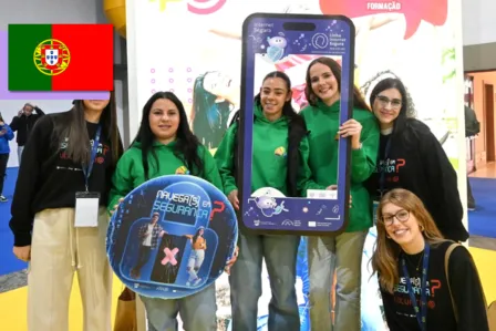 A group picture of young people at the SIC Portugal stand at the fairs