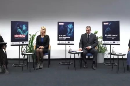 Poster of the dangerous friendship on the internet-campaign