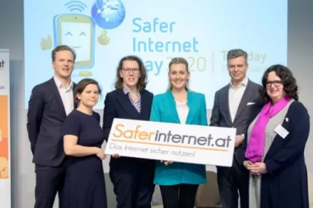 Austrian Safer Internet Staff standing in front of a screen showing the Safer Internet Day logo