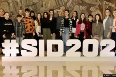 Group photo of the panellists and young people at the event organised in Serbia to celebrate Safer Internet Day 2023