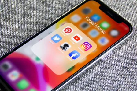 A smartphone screen showing a folder called 'Social media' with Pinterest, YouTube, Instagram, Twitter, Clubhouse, Facebook apps inside.