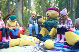 Group of young people and a mascoy