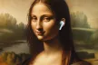 Painting resembling Leonardo Da Vinci's Mona Lisa, but with an in-ear headphone in her left ear.
